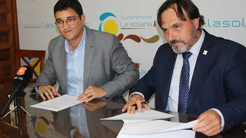Eulalio Díaz-Cano y Carlos Bonilla firmando el convenio en la Sala de Juntas   

Foto: GACETA