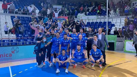 El Viña Albali Valdepeñas celebrando la victoria en la pista de Palma