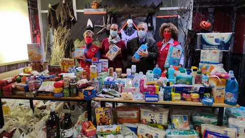 Entrega de alimentos recaudados en Halloween para Cruz Roja Valdepeñas