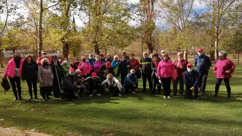 Personas mayores haciendo senderismo en Valdepeñas