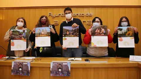 Componentes de Afanion y el alcalde posan con sus calendarios en el salón de plenos        

Foto: GACETA