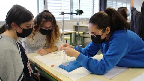Alumnas de Física y Química del IES 'Clara Campoamor' de La Solana realizando uno de los talleres prácticos
