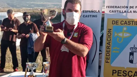 Pedro García de Mateos con su medalla y trofeo junto al canal de Castrejón