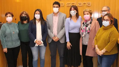 Las consejeras de Bienestar Social y de Igualdad junto al alcalde y otras autoridades en el Ayuntamiento