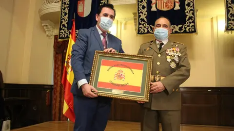 Ángel López recibiendo el reconocimiento por parte de la Subdelegación de Defensa de Ciudad Real