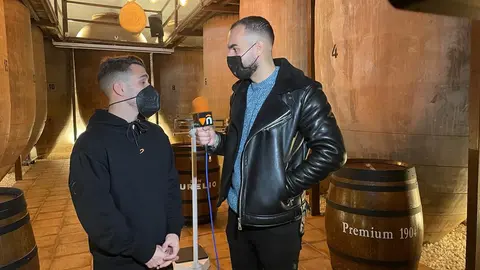 Javi Garoz entrevistando para HD Hoy Deportes a Gabriel Escobar, diploma olímpico de boxeo en los JJOO de Tokio