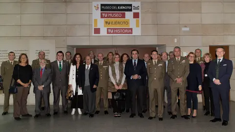 Los participantes en la jornada (a la izquierda la representación valdepeñera), junto a las autoridades militares (Foto Museo del Ejército)