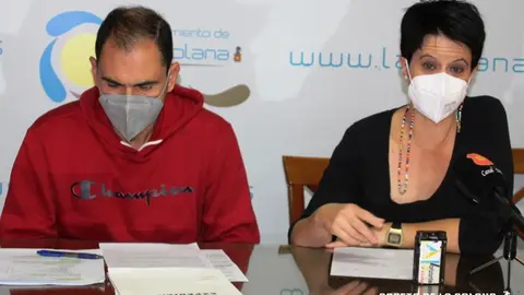 La concejala de Educación, Mª Carmen Romero de Ávila junto al técnico de Infancia, Juan Pedro Ocaña