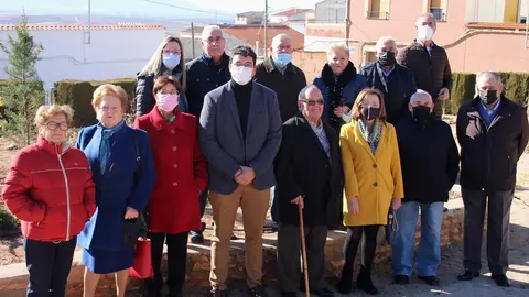 Representantes del Centro de Mayores de La Solana y autoridades delante del árbol de vida plantado junto a la plaza de toros