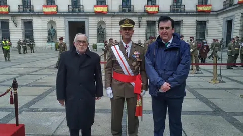 Algunos de los representantes de la Cofradía con el general Vivas Urieta (Foto Roberto Muñoz)