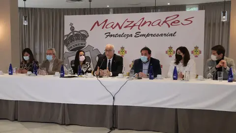 Julián Nieva junto a otros miembros del equipo de gobierno durante el encuentro con la prensa