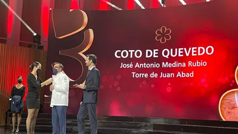 José Antonio Medina del Coto de Quevedo recibiendo su Estrella Michelín