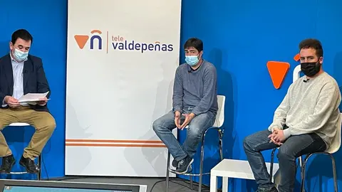 Ángel López entrevistando al presidente del Ydray Valdepeñas, Raúl Maroto, y al jefe de prensa del club, Juli Álvarez
