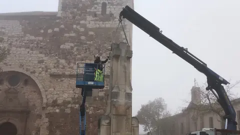 Operarios desmontan la Cruz de los Caídos de Santa Cruz de Mudela