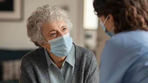 Persona mayor en una residencia