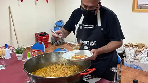 Arroz con bogavante hecho en la clausura del curso de cocina de Duelos y Quebrantos