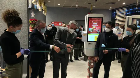 Corte de la cinta que inaugura el nuevo restaurante de comida rápida de Valdepeñas