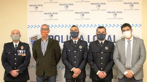 Los nuevos agentes, José María del Olmo y Carmelo Ordoñez, junto al alcalde, el subinspector-jefe y el concejal de Tráfico