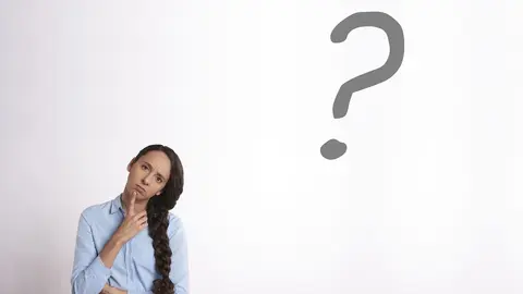 Chica preguntándose algo