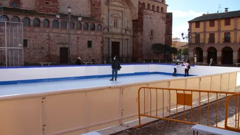 Unos jóvenes fueron sorprendidos de madrugada dentro de la pista de hielo sintético de La Solana