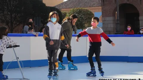 Niños patinando en la pista de hielo de La Solana el día de Año Nuevo