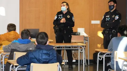 Dos agentes de la Policía Local de La Solana instruyen a alumnos del IES Clara Campoamor en seguridad vial