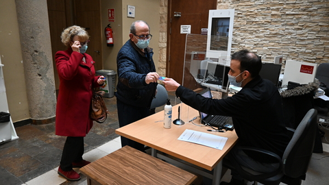 Hombre sacando el certificado Covid en el Ayuntamiento de Valdepeñas