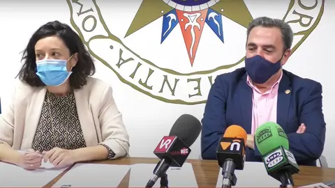 Mª Carmen Ramírez, coordinadora de Extensión Universitaria y Pedro Jesús Sánchez, director de la UNED de Valdepeñas