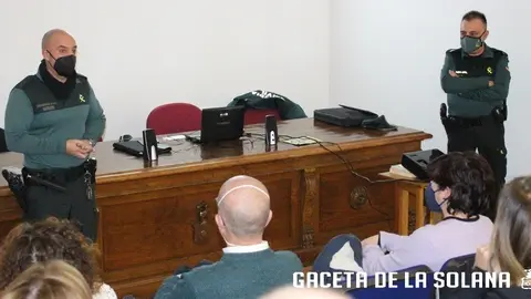 Un momento de la charla de agentes Benemérita en la Escuela de Familias de los institutos