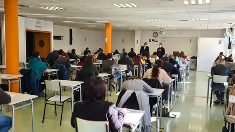Alumnos haciendo un examen en la centro de la UNED de Valdepeñas