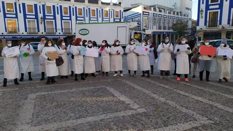 Trabajadoras de ayuda a domicilio manifestándose en la plaza de España