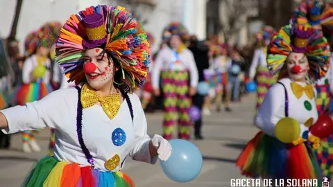 Vistosa imagen de un desfile de carrozas del carnaval en la Avenida de la Constitución de La Solana