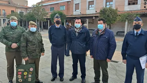 Junto al alcalde de Torrenueva, los mandos militares presentes en la reunión, en el emplazamiento donde se llevará a cabo la Jura de Bandera