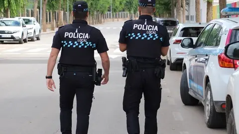 Dos policías de patrulla