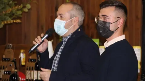 Vicente Romero de Ávila y Pedro Oviedo durante la presentación de sus cervezas artesanas