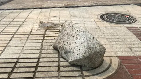 Hito de piedra arrancado en la calle Cruz Verde