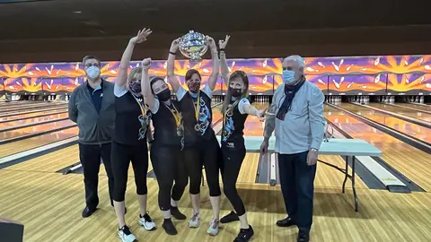 Las chicas del Fusion Bowling celebrando la consecución de la Copa de la Reina