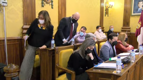 Momento en el que los concejales de Vox abandonan el hemiciclo