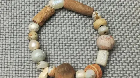 Pulsera de cuentas de pasta vítrea y terracota" (s.V al III a.C.)