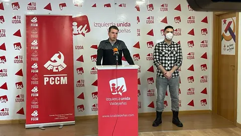 El secretario local del PCE en el núcleo de Valdepeñas, Manzanares y La Solana, Édgar Téllez, y el secretario provincial del PCE en Ciudad Real, David Alcázarz y David Alcázar