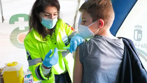 Una menor es vacunado contra la COVID