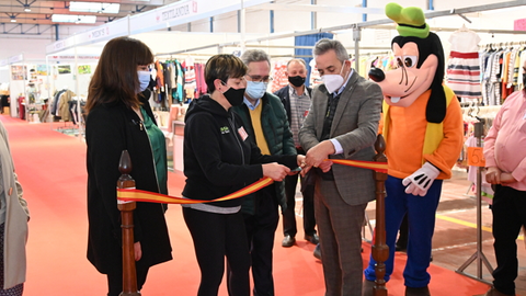 El alcalde cortando la cinta para inaugurar las 18ª Feria del Stock de Valdepeñas