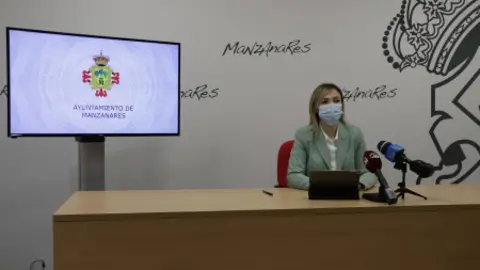 La portavoz Laura Carrillo dando cuenta los acuerdos de la Junta de Gobierno Local