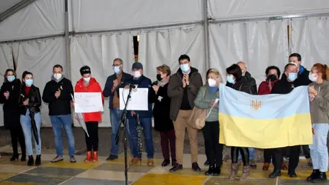 Las autoridades locales arropando a algunos de los ucranianos que viven en La Solana