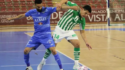 Humberto y Bocao peleando por el balón en un Viña Albali Valdepeñas vs Betis

Foto: Betis