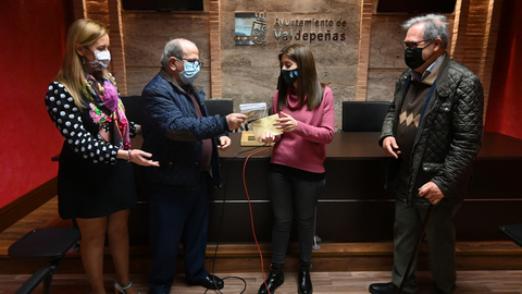 Acto de entrega de  la recaudación