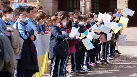 Niños del colegio San Luis Gonzaga de La Solana ondeando banderas de Ucrania