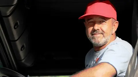 Juan Alfonso Moya a bordo de su camión