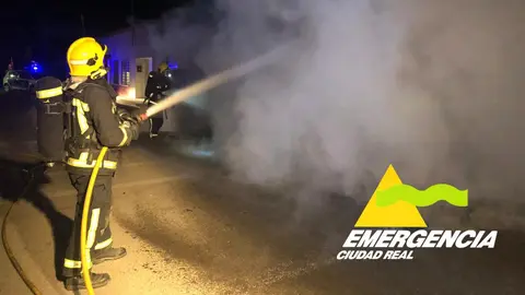 Imagen de archivo de los bomberos de Tomelloso apagando un incendio

Foto: Emergencia Ciudad Real