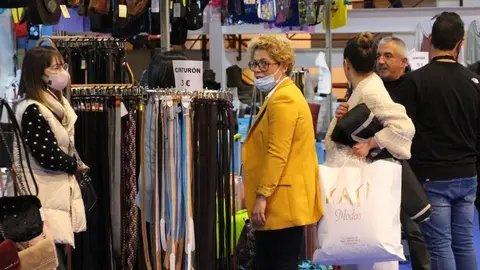 Público en la Feria del Stock de La Solana durante el fin de semana